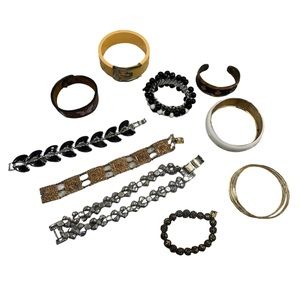 Lot of vintage bracelets. Ranging from 60’s to 80’s. Excellent condition.